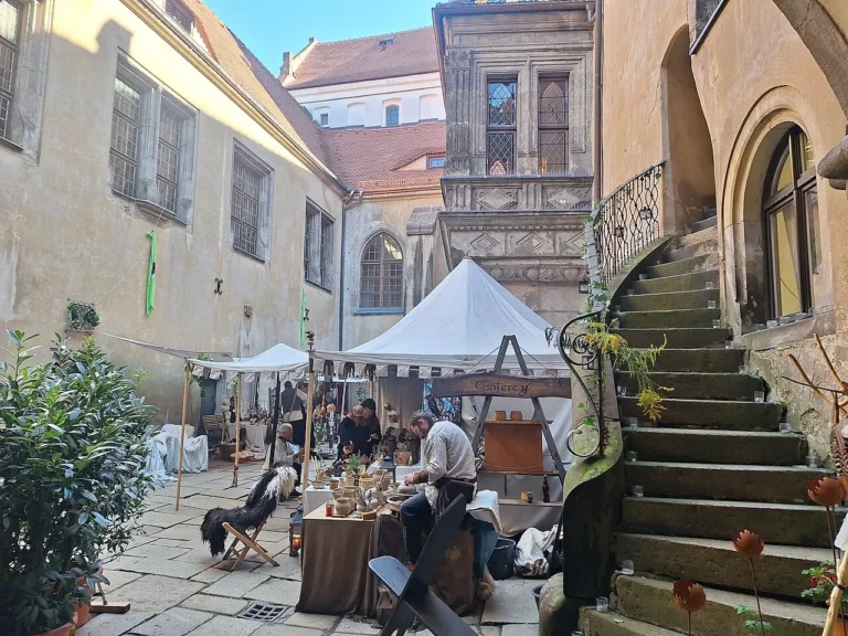 Illustration : stands de marché sous tente