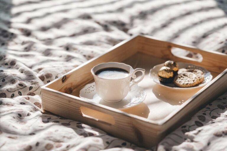Illustration : tasses sur un plateau
