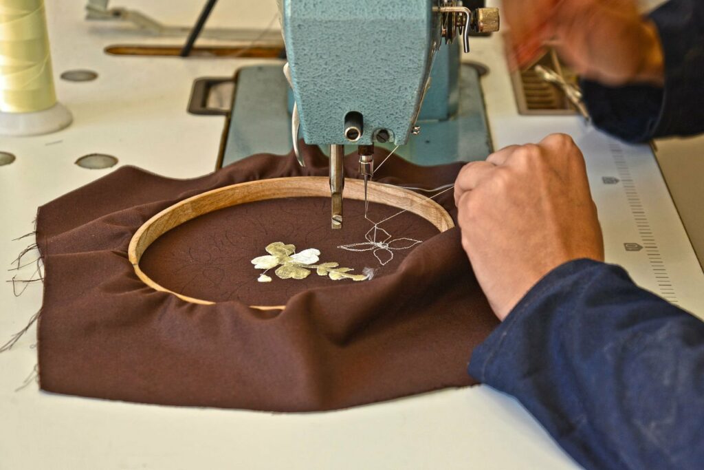 Broderie en cours sur un tissu tendu