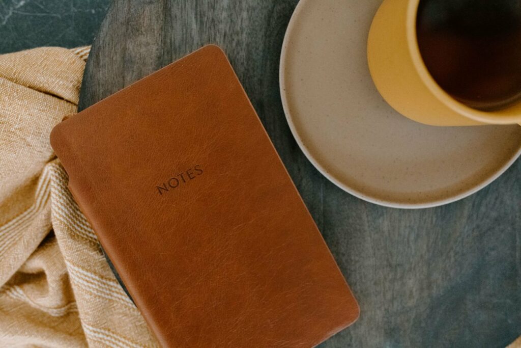Carnet en cuir sur une table