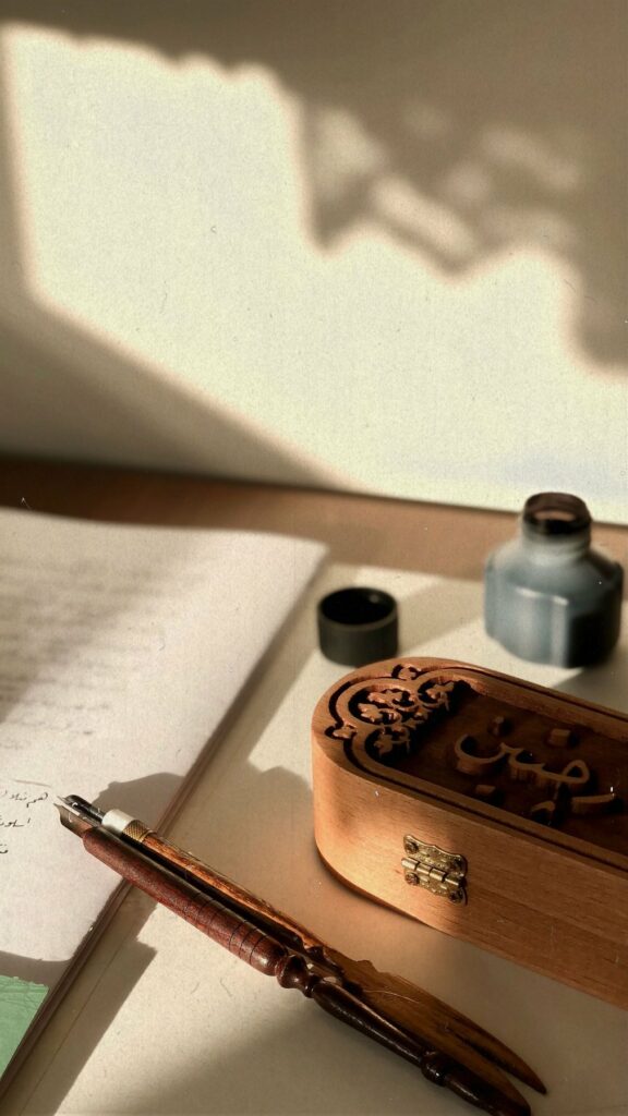 Coffret en bois sculpté, plume et encre
