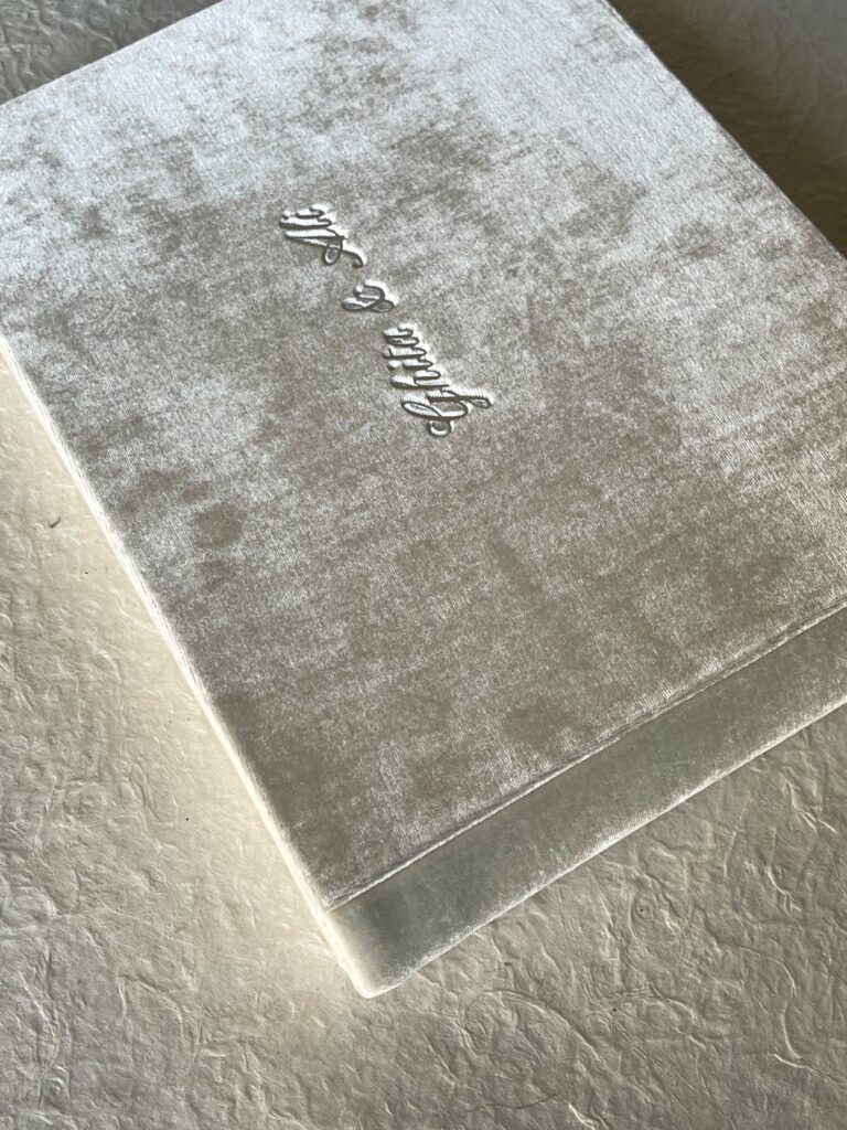 Coffret en velours avec inscription en relief