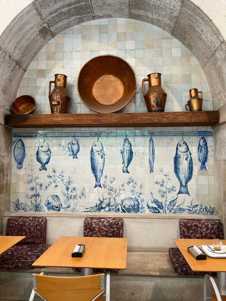 Mur de carreaux peints à motif de poissons