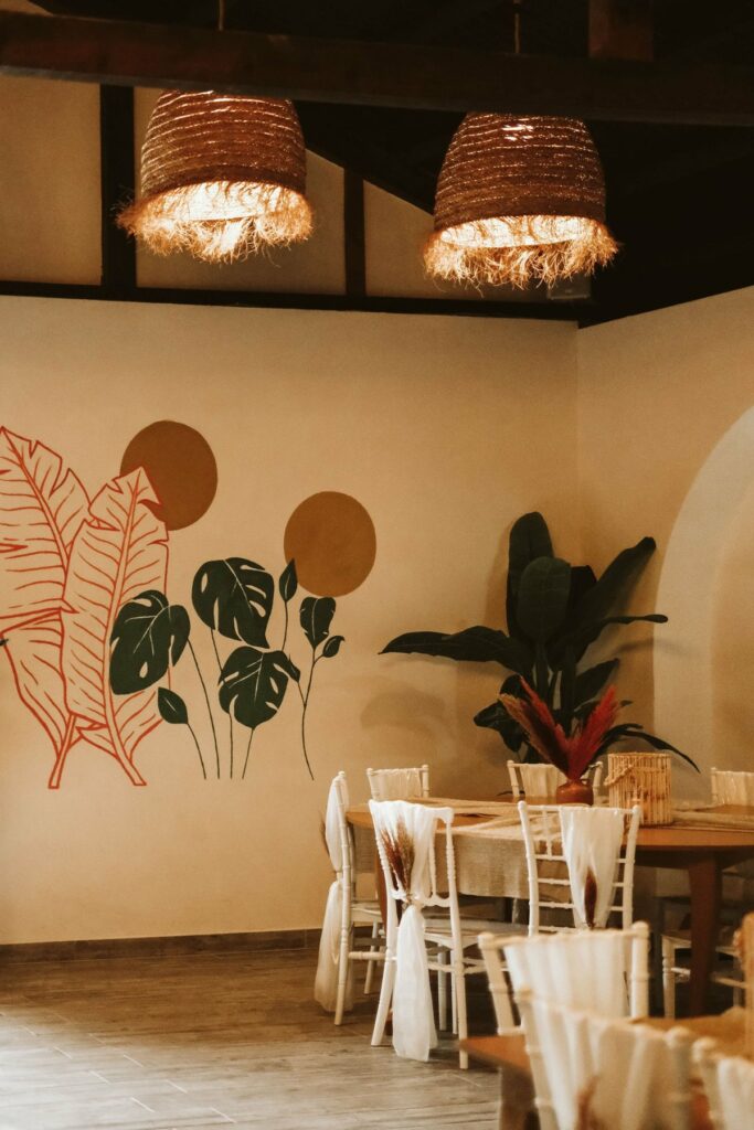 Salle de restaurant avec décor mural végétal
