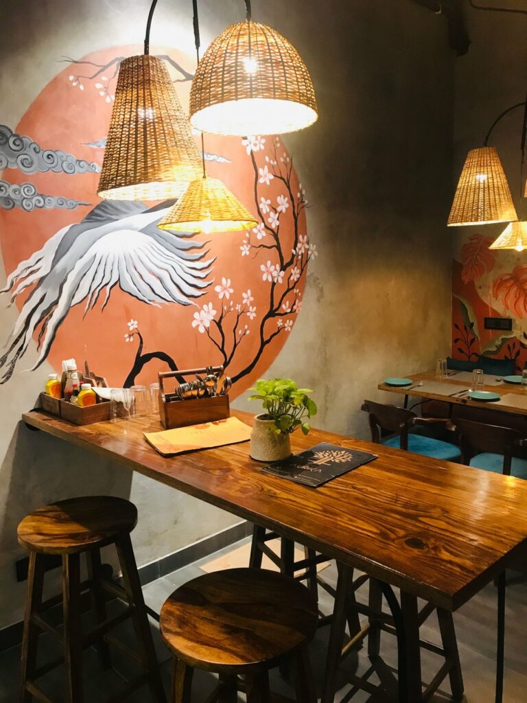 Fresque d’oiseau au-dessus d’une table haute