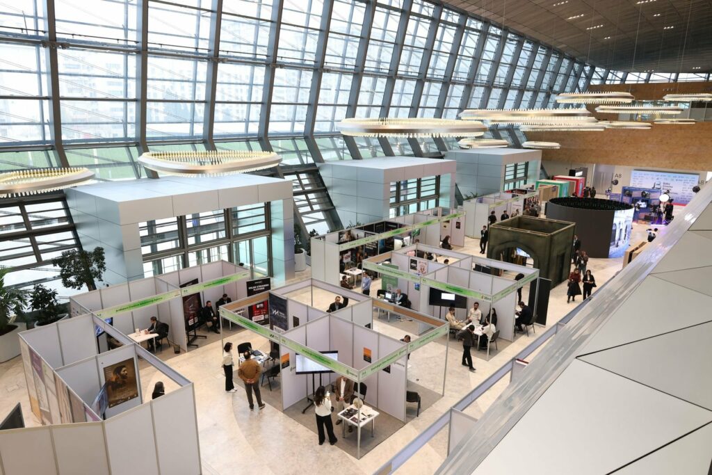 Hall de salon professionnel avec stands