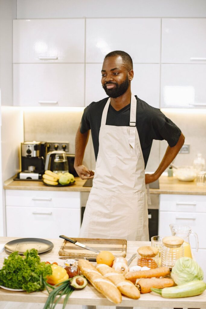 Cuisinier en tablier blanc