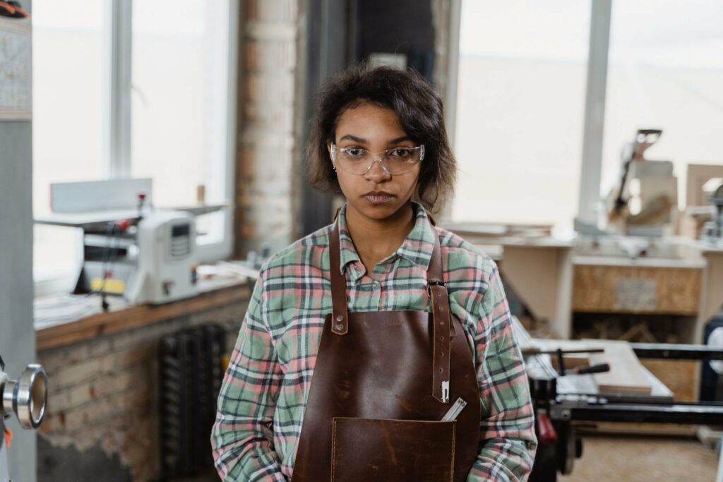 Artisane en tablier de cuir dans un atelier