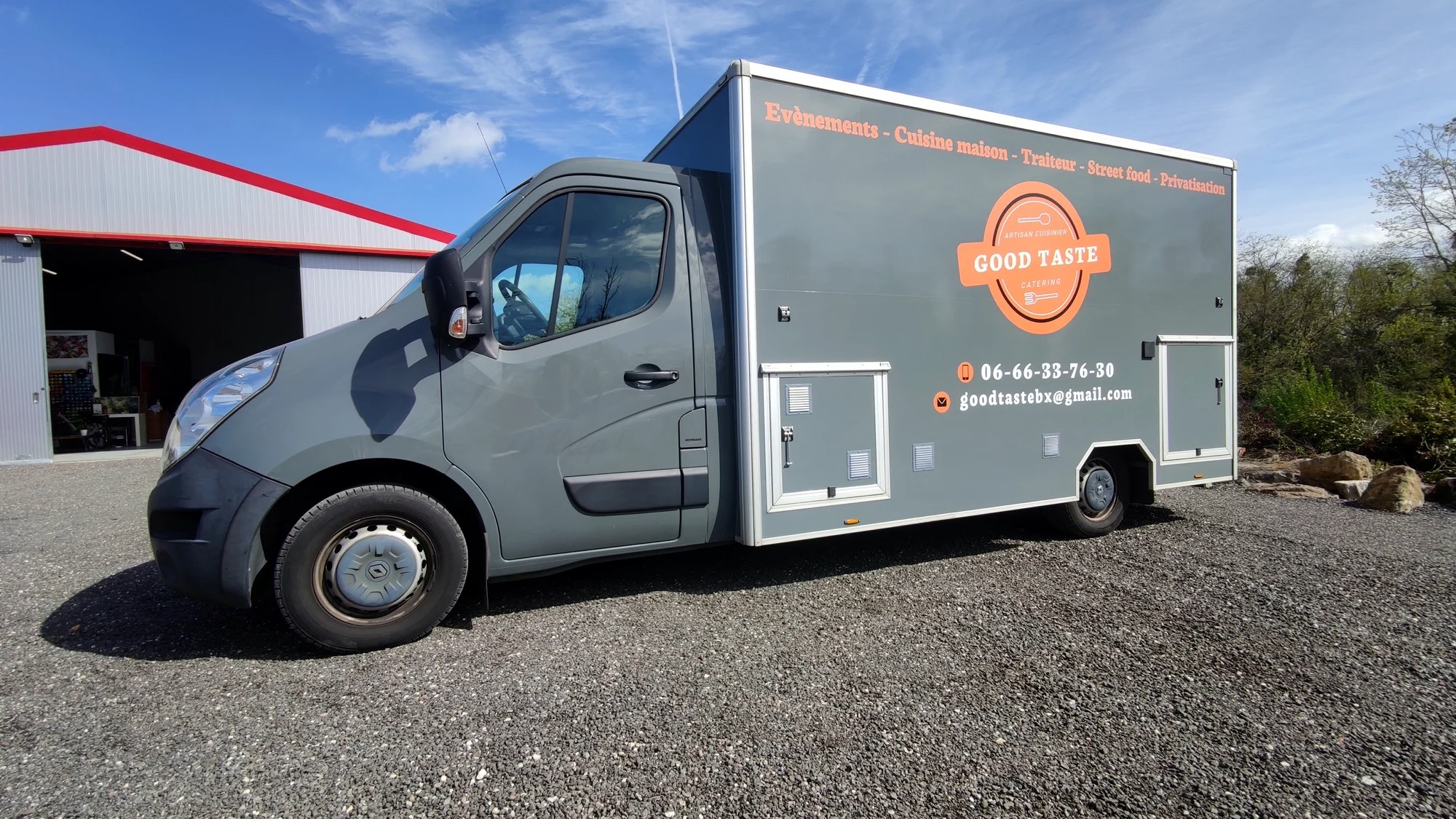 Camion caisse gris marqué Good Taste Catering, artisan cuisinier, logo orange et prestations
