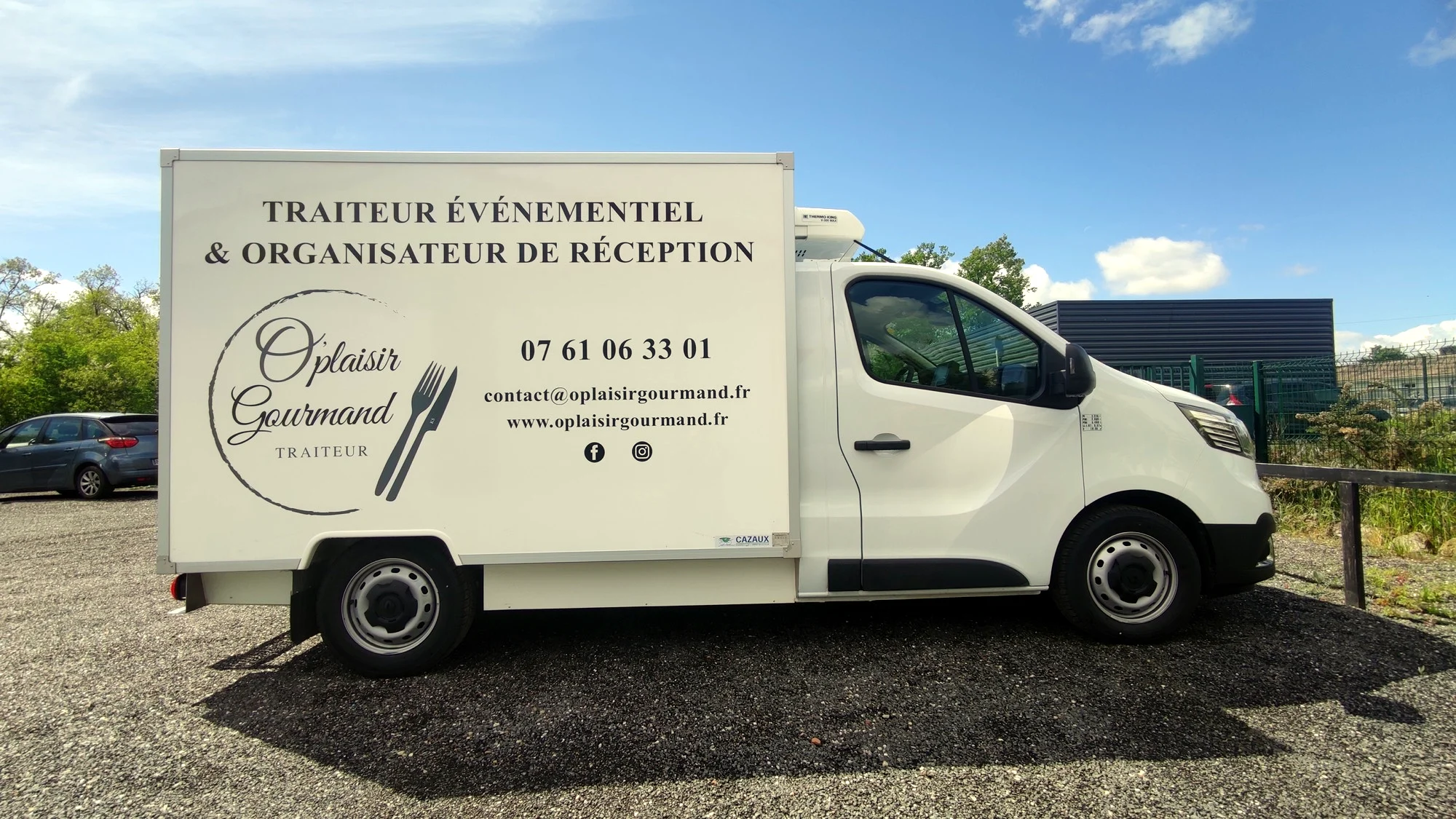 Fourgon frigorifique blanc marqué O’plaisir Gourmand, traiteur événementiel et organisateur de réception