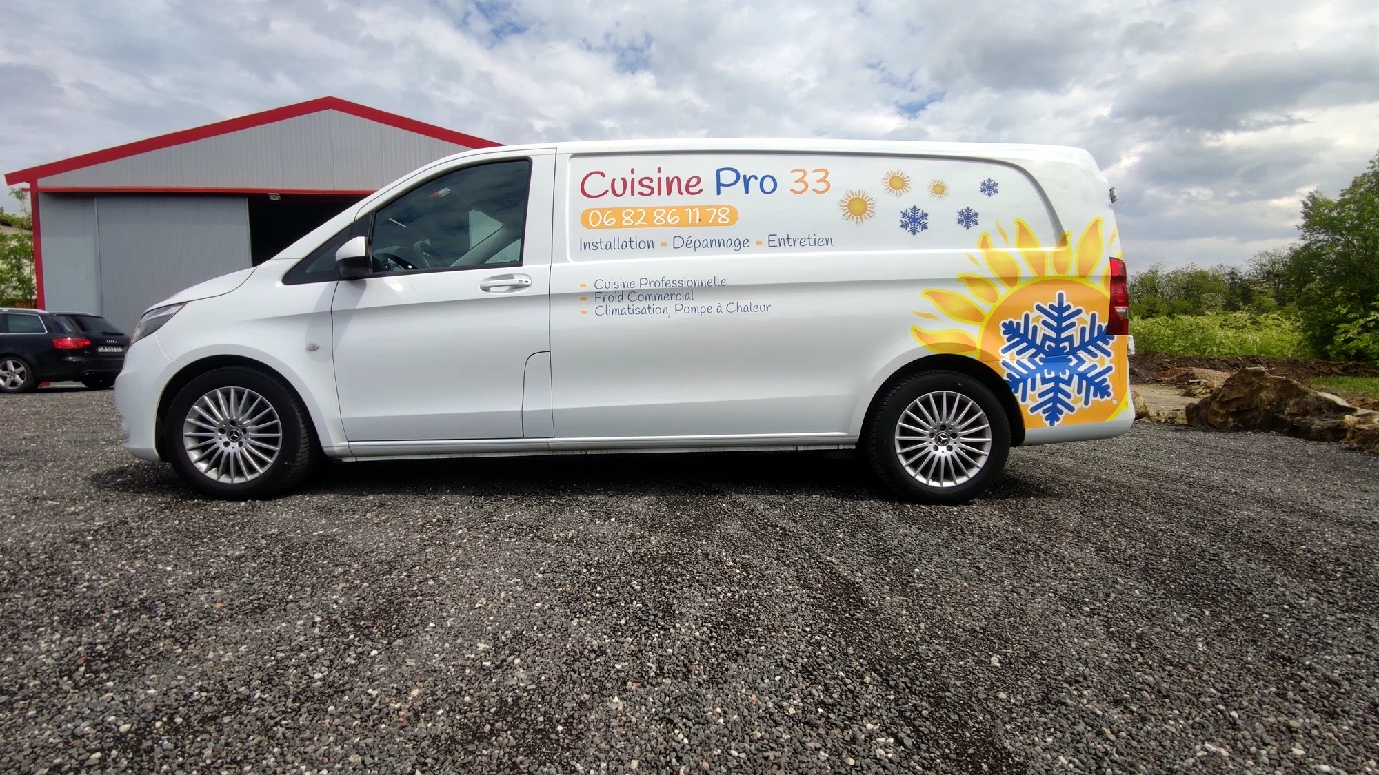 Utilitaire Mercedes Vito blanc marqué Cuisine Pro 33 avec soleils et flocons