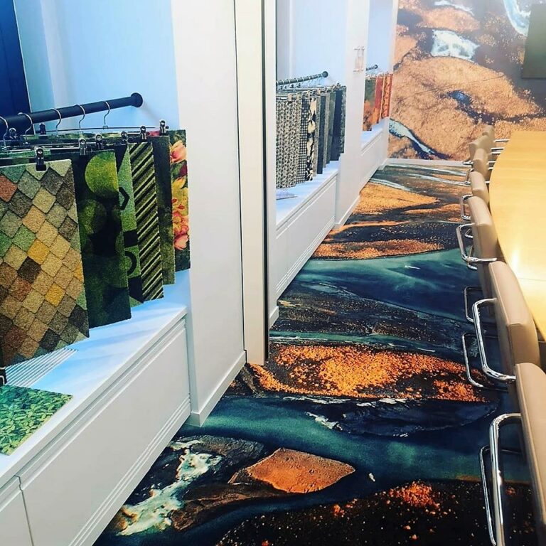 Couloir avec moquette imprimée effet rivière