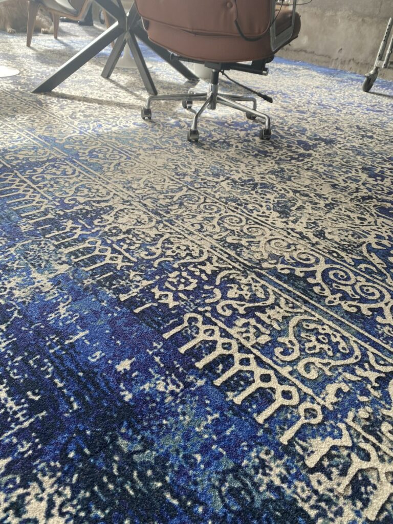 Gros plan sur une moquette imprimée à motif ornemental bleu