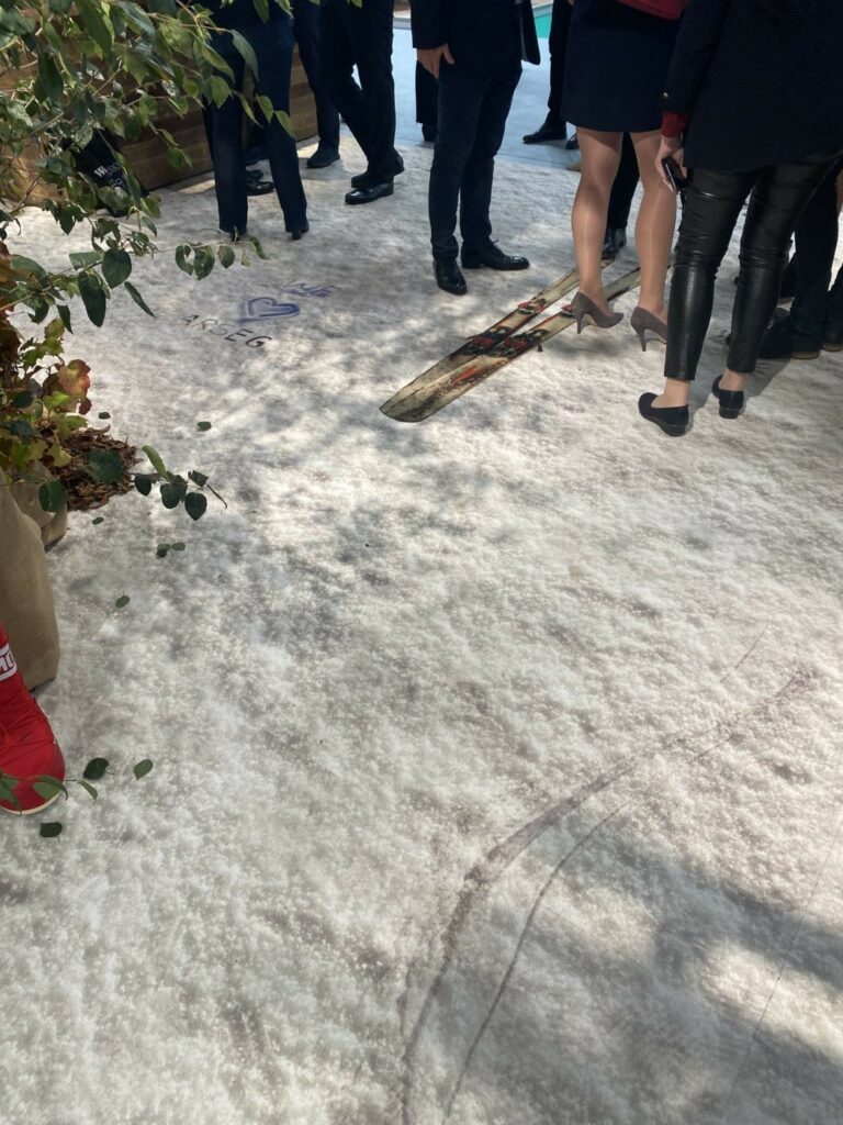 Réception d’entreprise sur une moquette imprimée effet neige