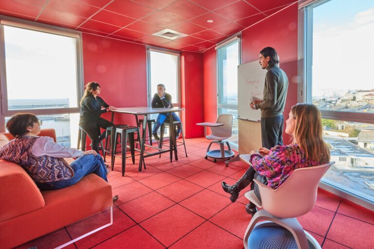 Moquette rouge personnalisée dans un espace de bureaux