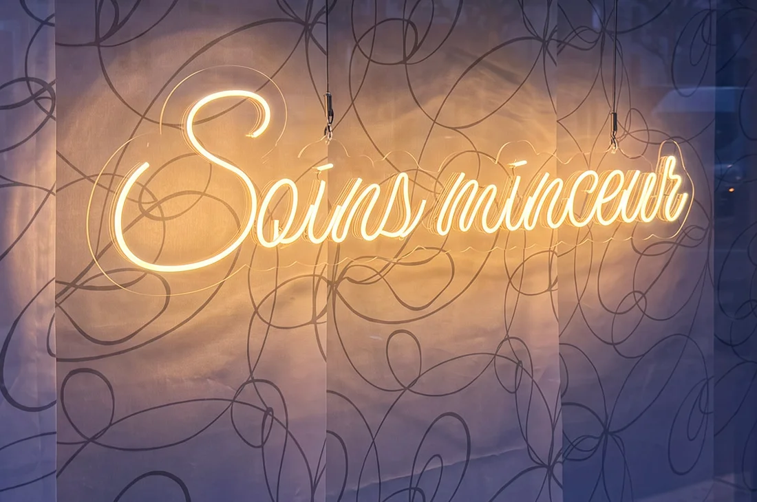 Néon LED « Soins minceur » en vitrine d’institut à Cenon