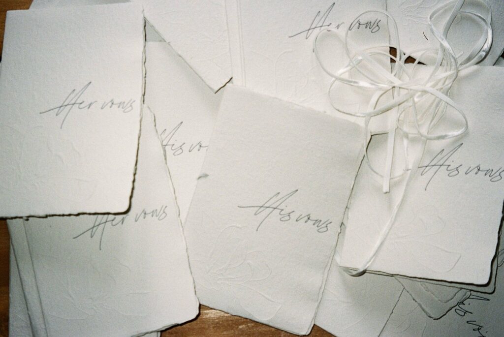 Cartes en papier gaufré, détail du relief