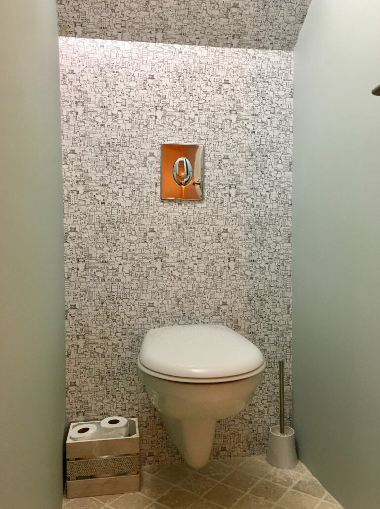 Papier peint sur mesure dessin de ville au trait dans des toilettes – Soulignac