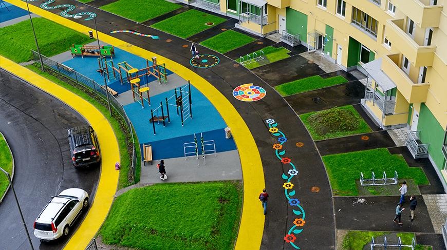 Parcours de jeux en marquage au sol thermocollé dans une résidence
