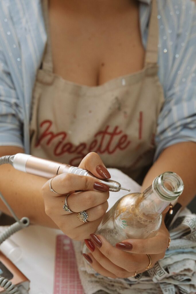 Personnalisation d’une bouteille en verre à la main