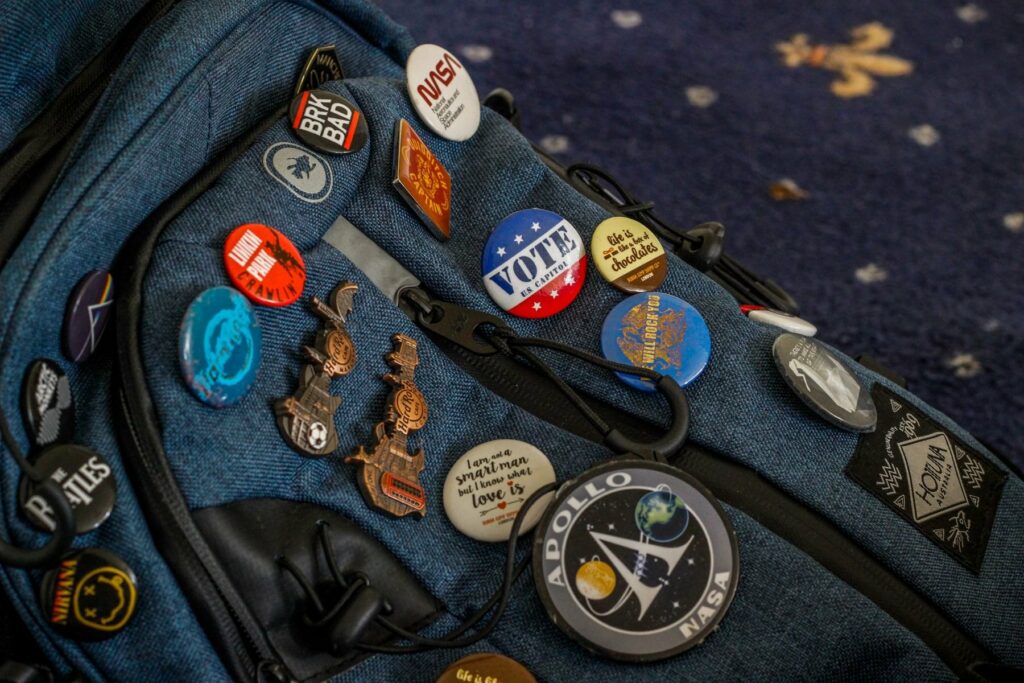 Pin’s et badges sur un sac en gros plan