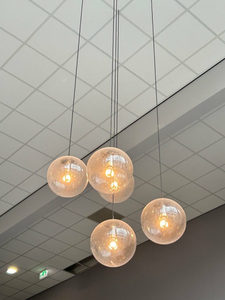 Plafond suspendu en dalles avec luminaires
