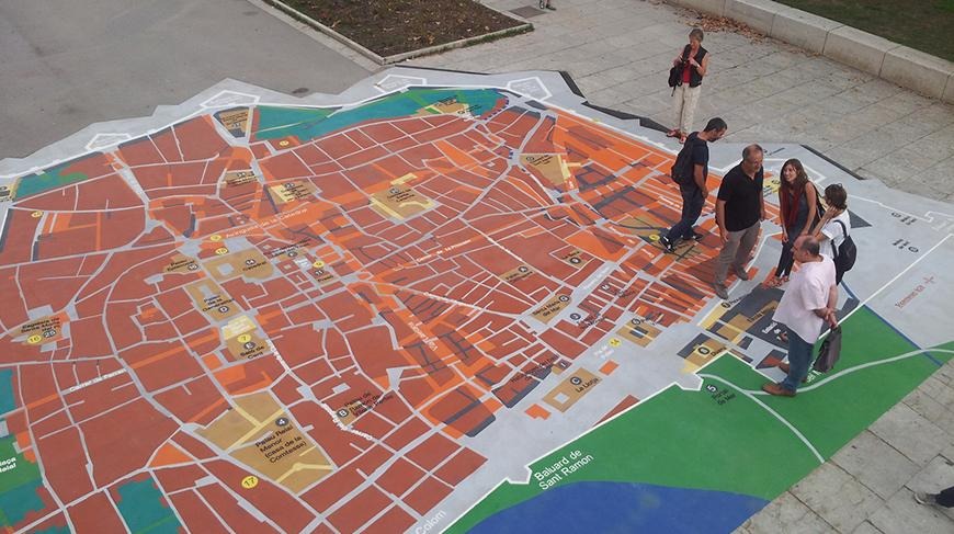 Grand plan de ville en marquage au sol thermocollé sur mesure