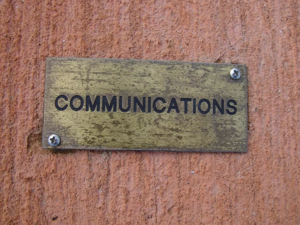 Illustration : plaque en laiton fixée par vis apparentes