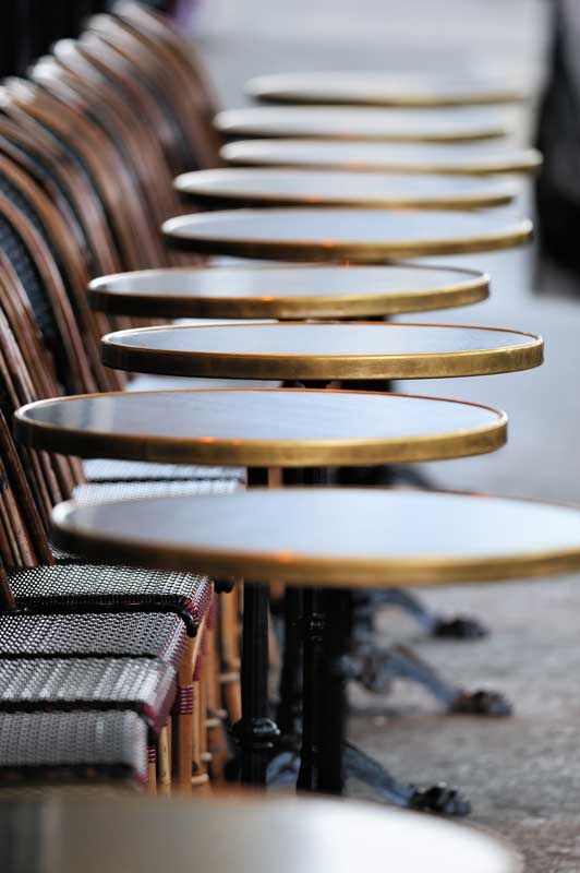 Gros plan sur des plateaux de table bistrot et leurs chants profilés