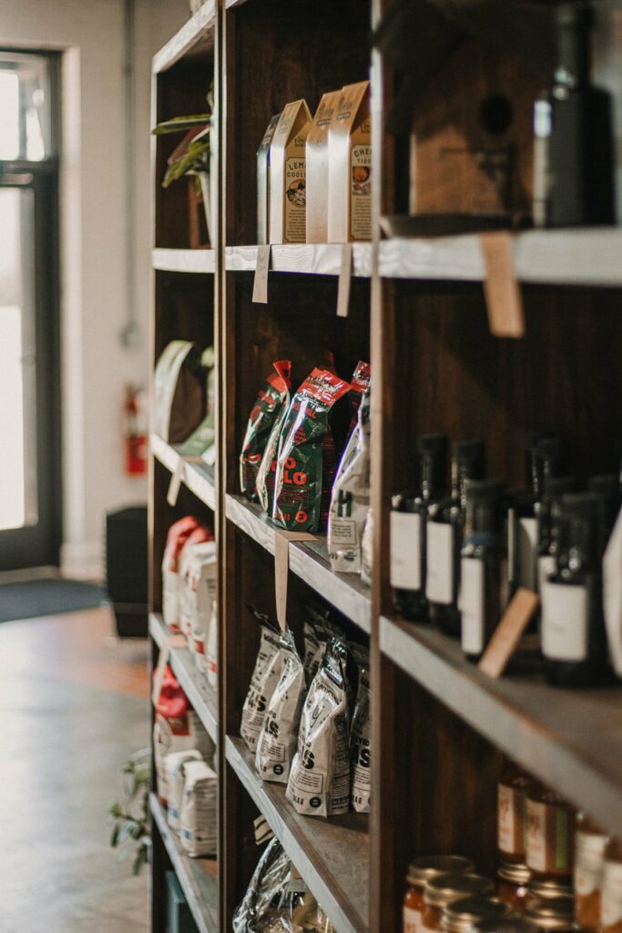 Présentoirs de produits dans une boutique