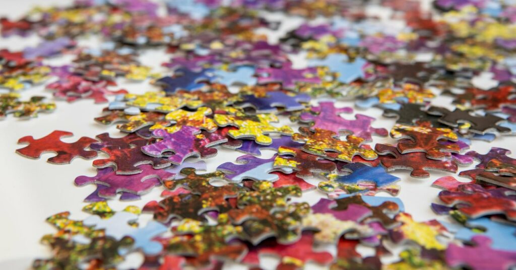 Pièces de puzzle éparpillées