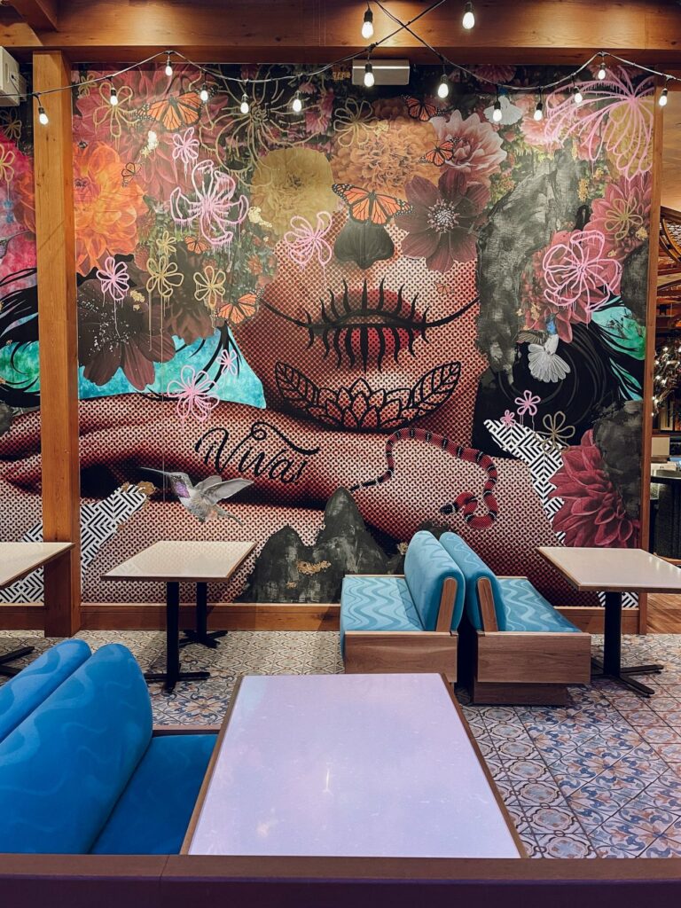 Restaurant au décor imprimé immersif