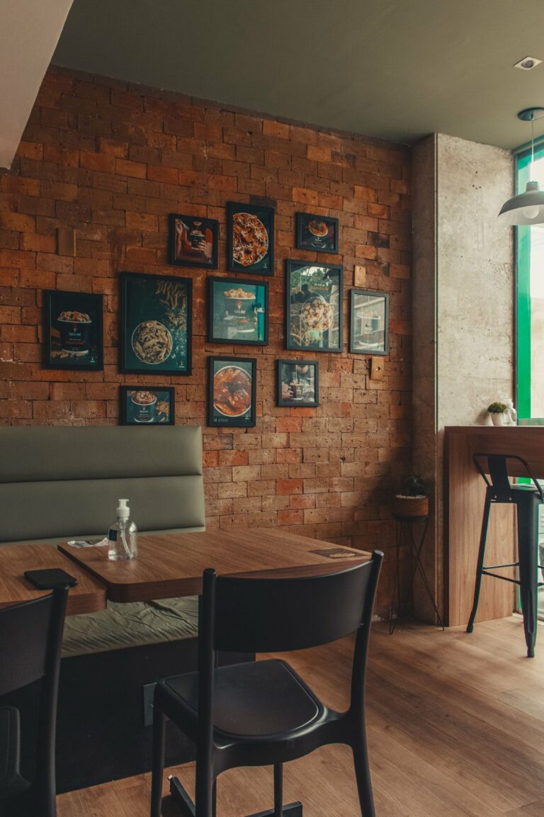 Mur de restaurant habillé de tableaux encadrés