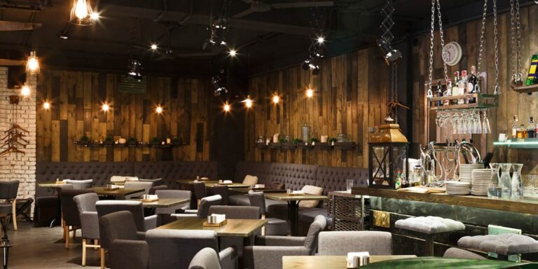 Salle de restaurant équipée de tables aux plateaux décorés