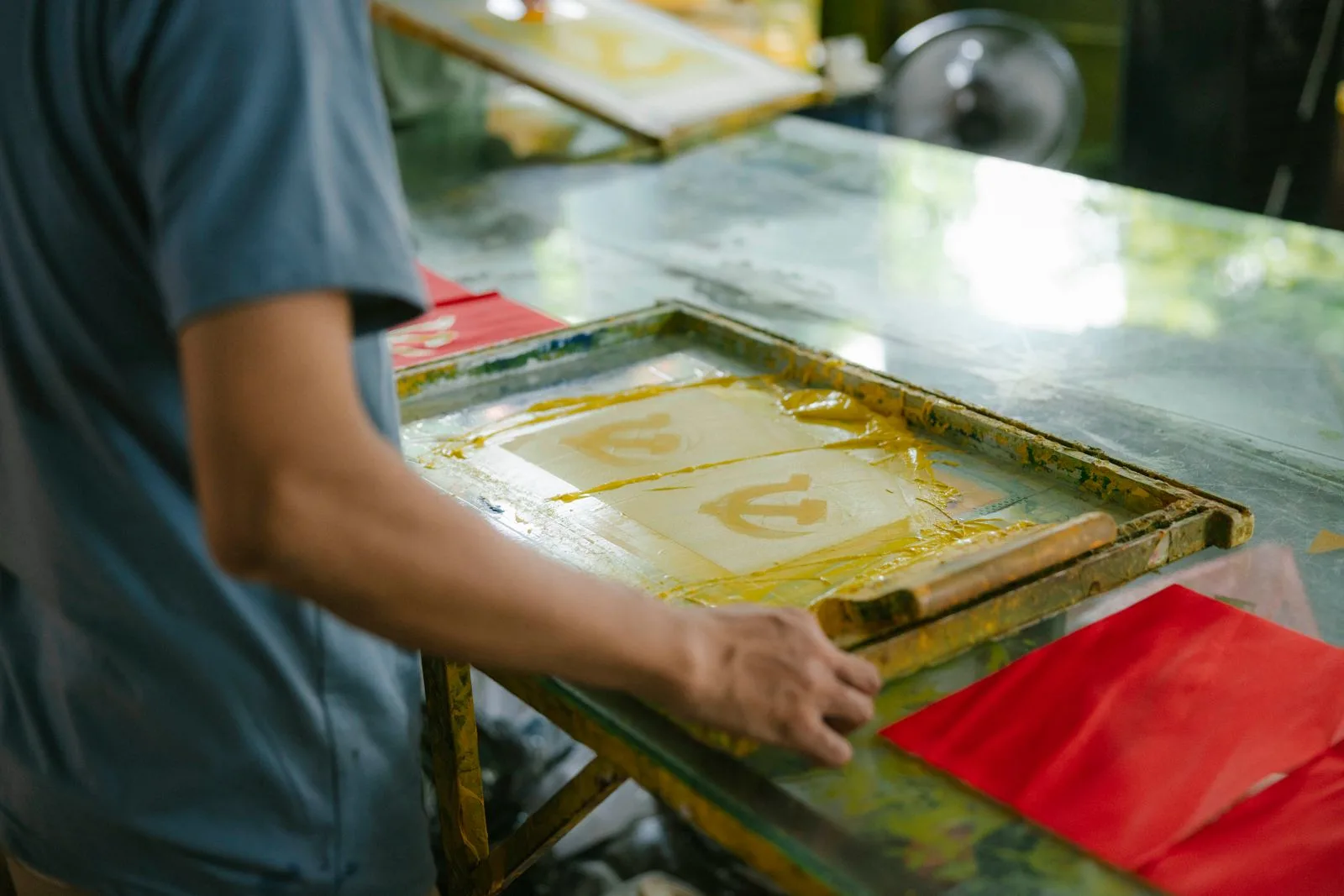 Sérigraphie textile : impression à l’écran et à la raclette