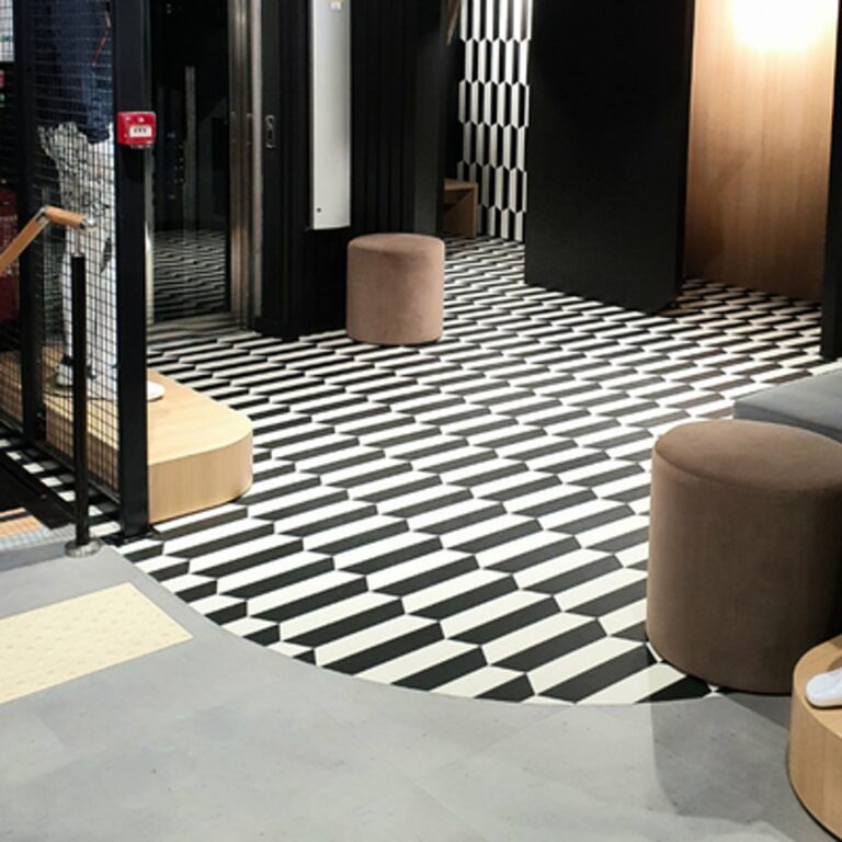 Sol graphique noir et blanc imprimé dans une boutique
