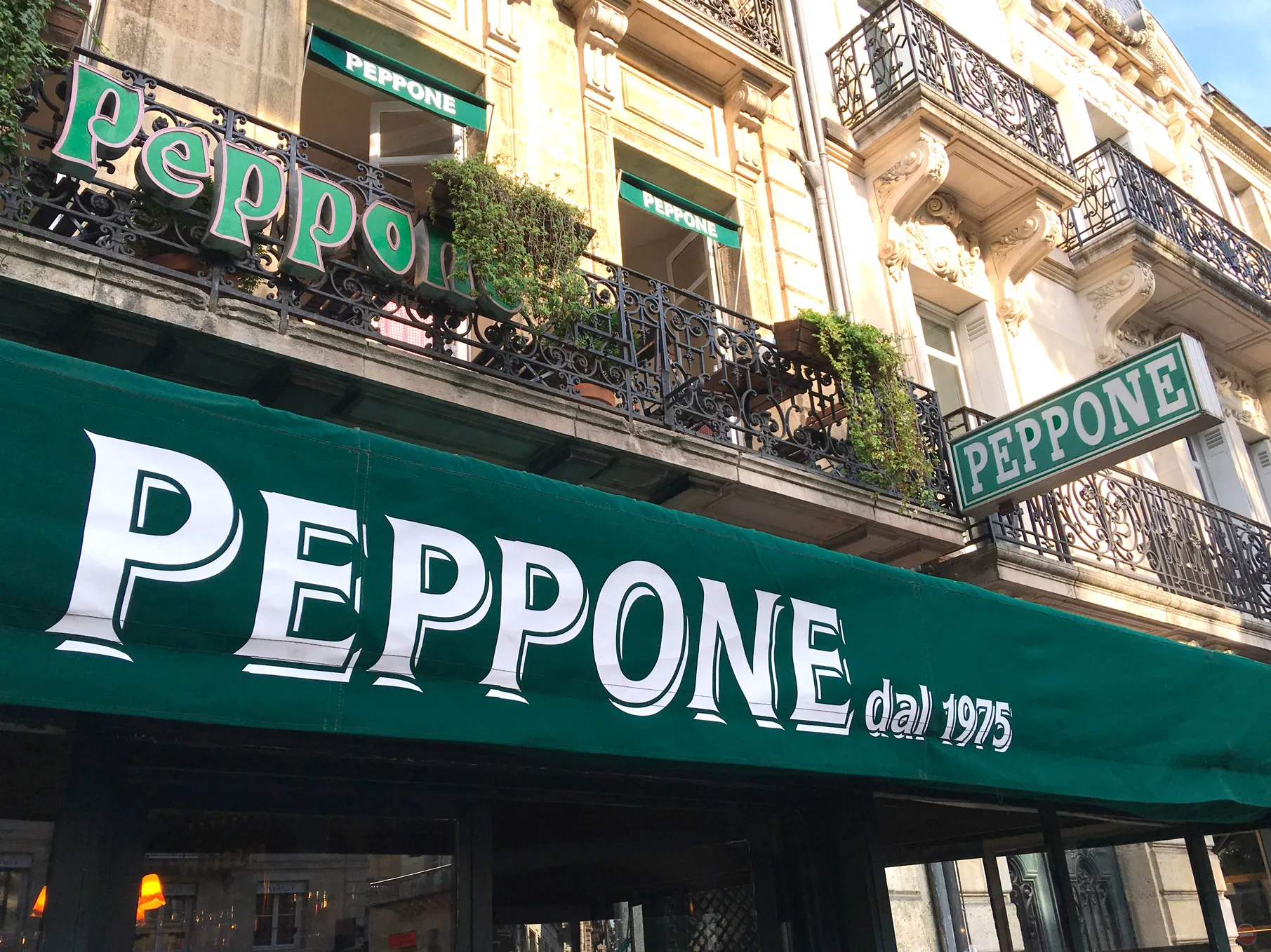 Store extérieur personnalisé pour restaurant