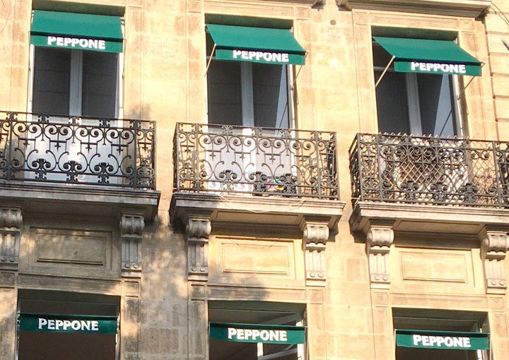 Stores de fenêtres imprimés au nom du restaurant, réalisation Allgraphik à Bordeaux