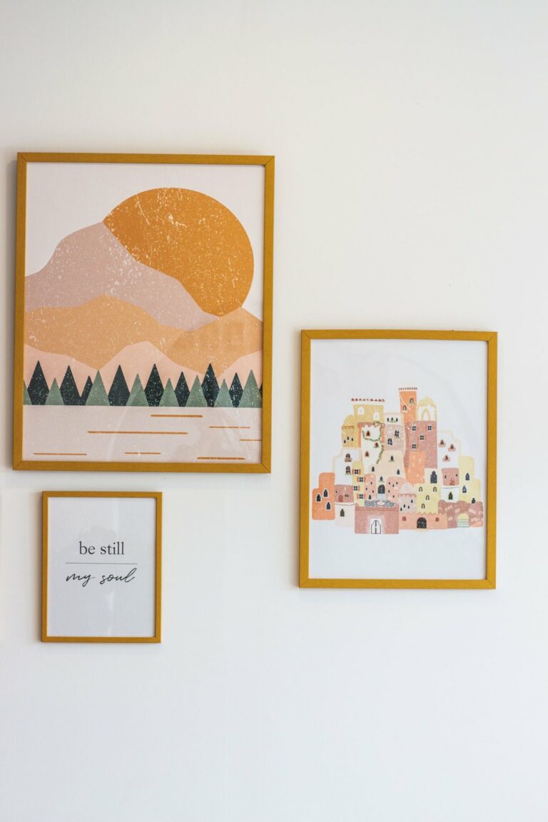 Tableaux encadrés sur un mur blanc