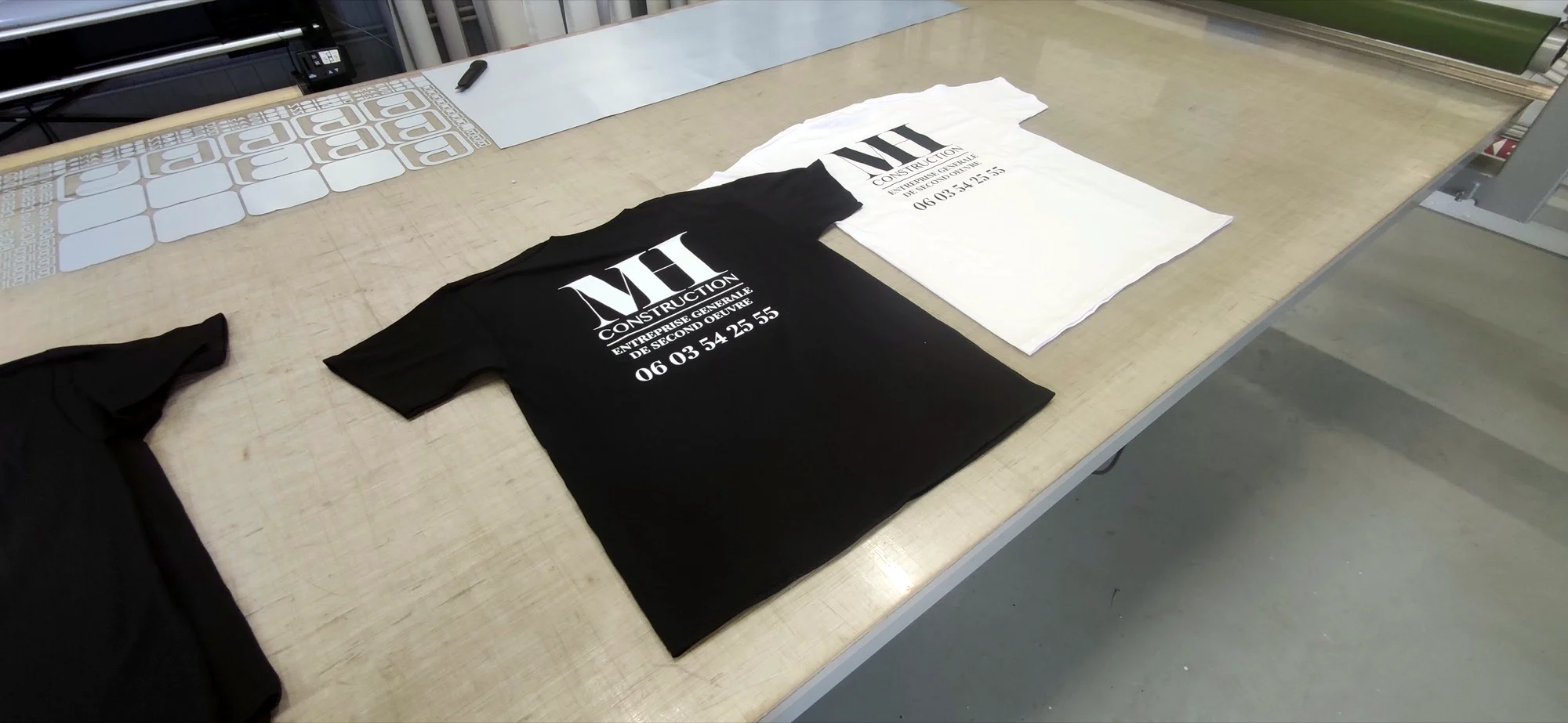 Tee-shirts noirs et blancs personnalisés au logo MH Construction