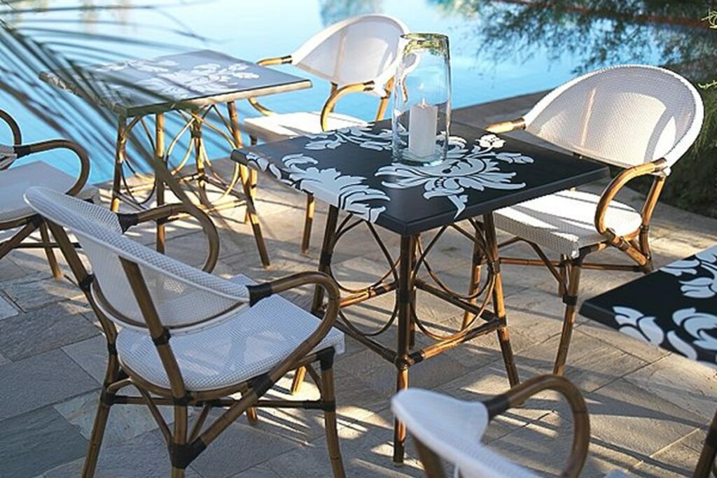 Terrasse avec plateaux de table imprimés d’un motif sur mesure
