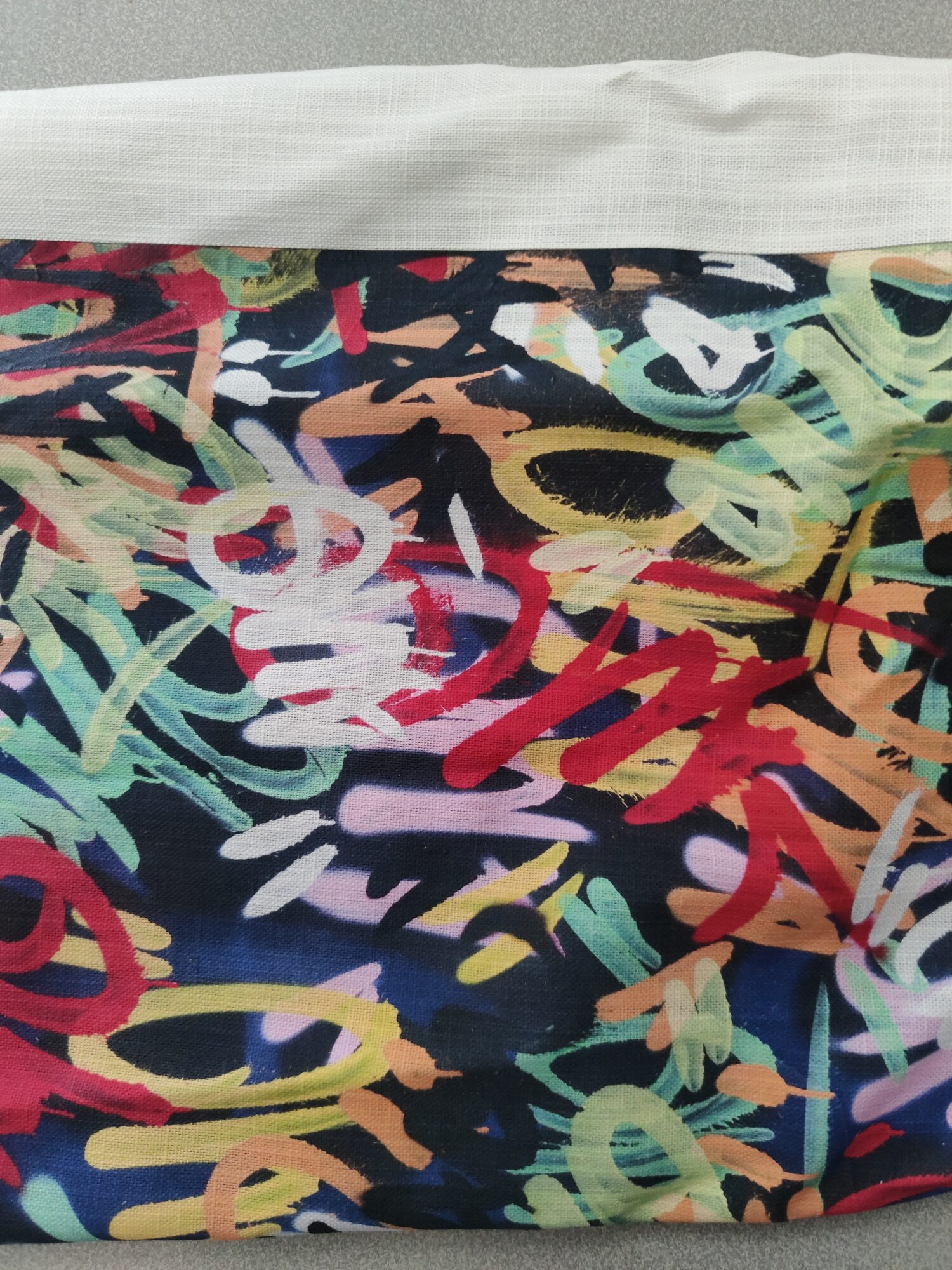 Textile imprimé motifs graffiti pour canapé Napoléon III – exposition collaborative, Bordeaux