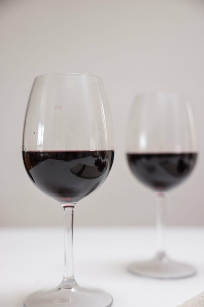 Verres de vin rouge en gros plan