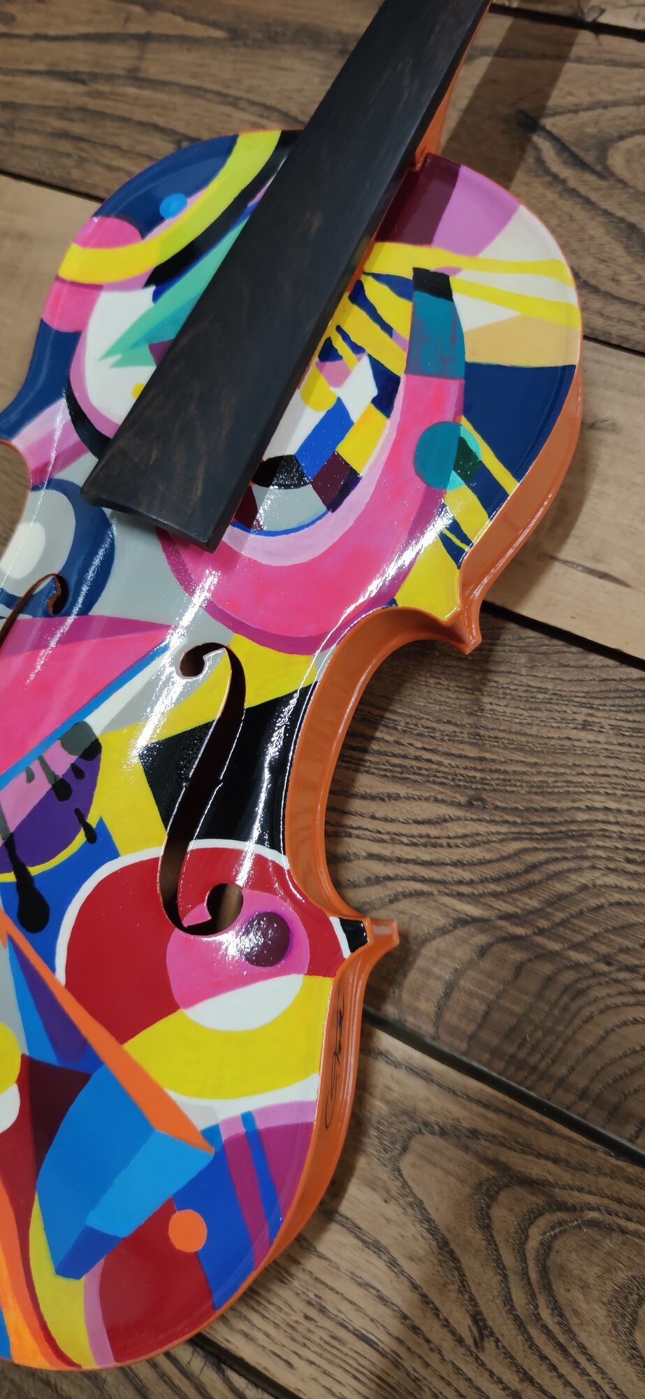 Violon peint à la main aux motifs pop art colorés – pièce unique, Bordeaux